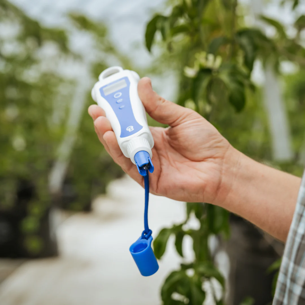 bluelab ph penplus in hand showing probe